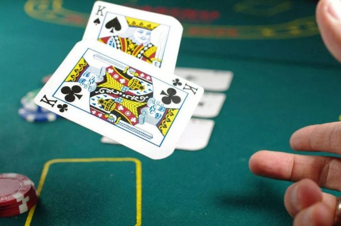 盘点对方主动亮牌的4种动机，知道了你就可以盘回去 | 德州扑克策略