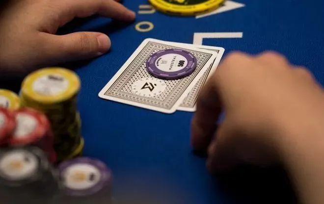 【EV 扑克】牌手故事：德州扑克对抗一个缺乏经验的幸运牌手