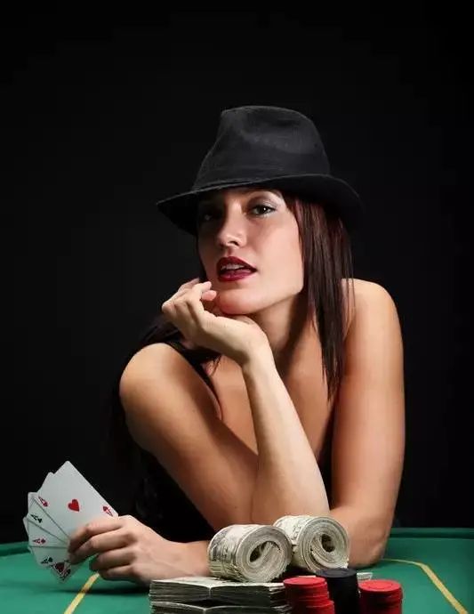 【EV 扑克】教学：哪怕手拿中同花，这种情况你也得弃牌！