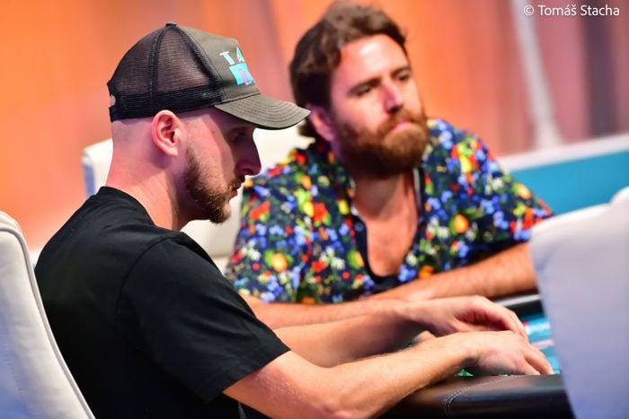 【EV 扑克】在 WSOP 主赛决赛桌被发牌员坑了！这笔账该找谁算？
