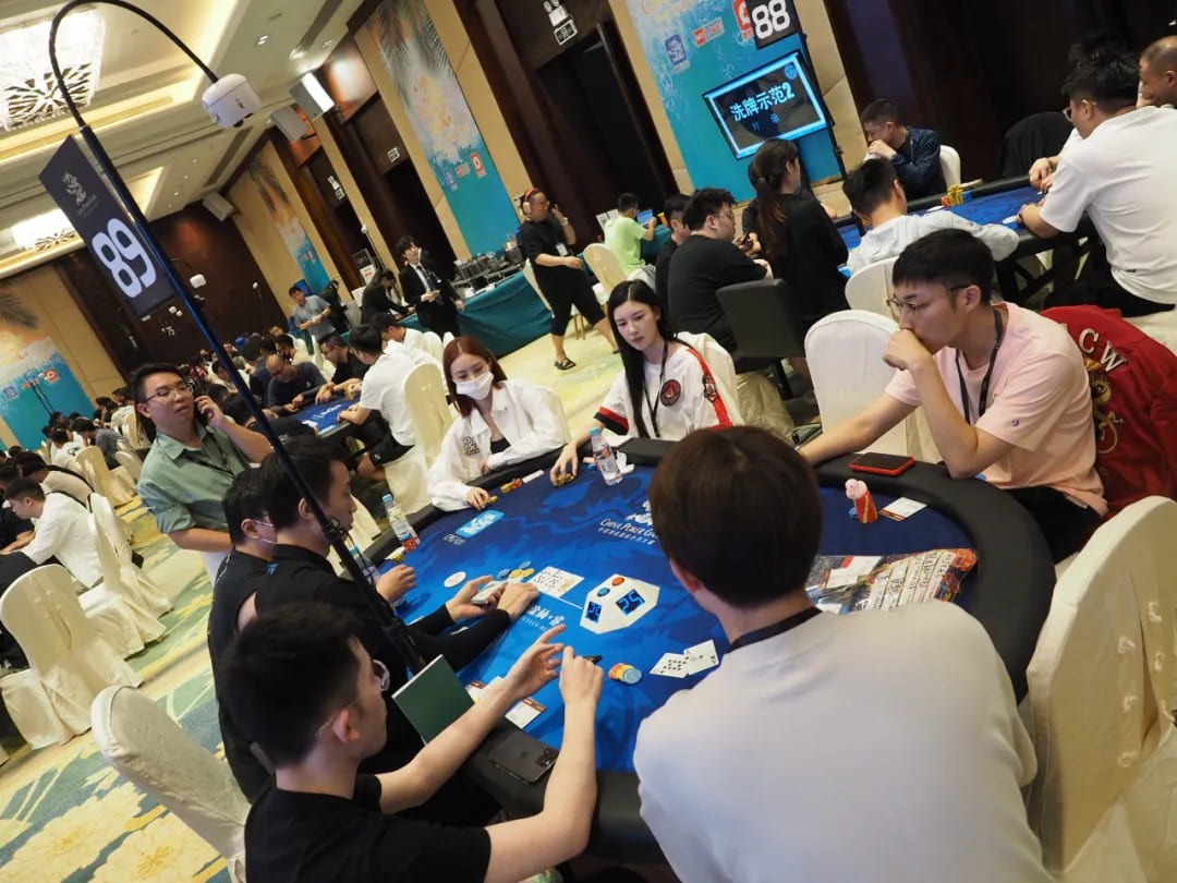 【小鱼Poker】CPG三亚总决赛｜野人诈唬被抓 陈随缘KK撞AA成泡沫 徐强183万记分牌领跑257人晋级成全场CL