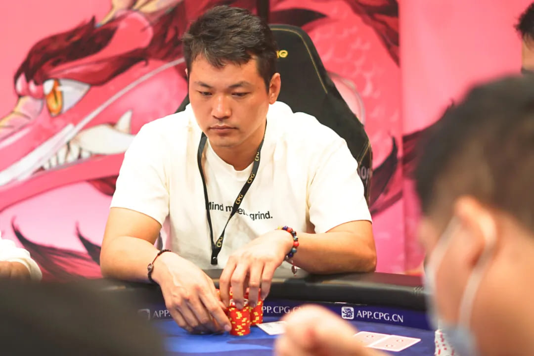 【小鱼Poker】CPG®横琴湾巡游赛 | 主赛剩余22人晋级第四轮，梁宇安596.5万记分牌领跑