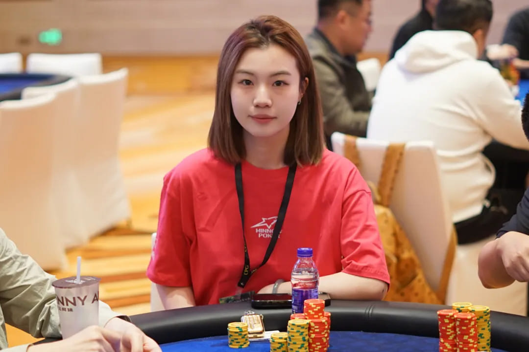 【小鱼Poker】CPG®横琴湾巡游赛 | 主赛剩余22人晋级第四轮，梁宇安596.5万记分牌领跑