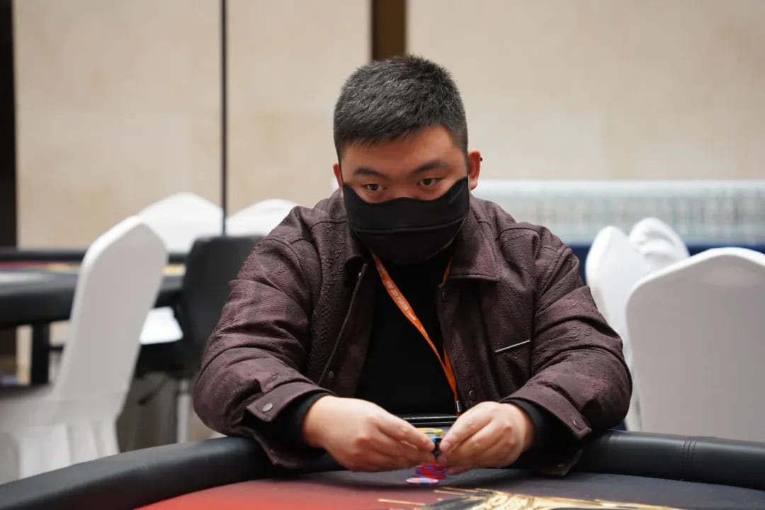 【小鱼Poker】黄河杯暨第五届TJPT®总决赛 | 扑克“十日谈”，开赛首日黄河杯初选赛A组111人参赛17人晋级，杨新亮领跑