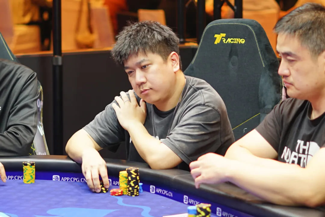 【小鱼Poker】2025CPG®海棠湾巡游赛 | 主赛第一轮B组778人参赛点燃赛场，郑财40.25万记分牌领衔261人晋级