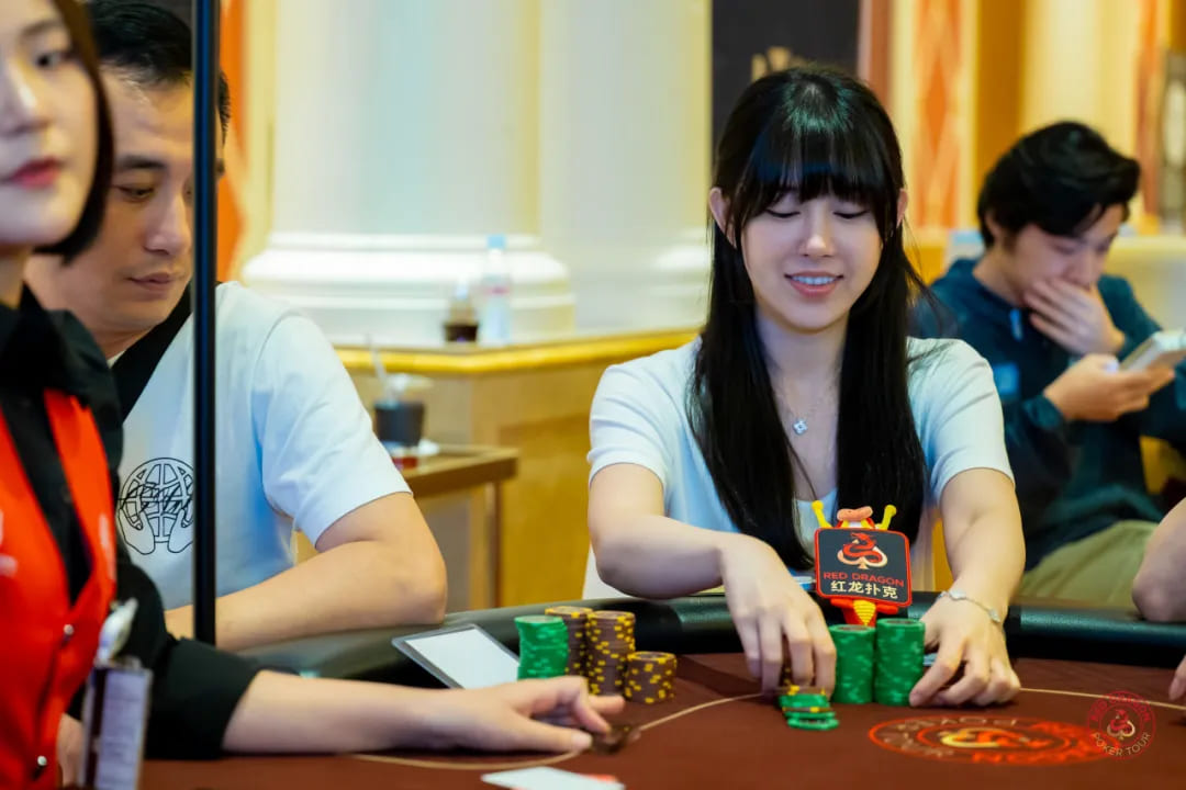 【EV扑克】红龙杯夏日济州站新的超越!青龙杯503人次参赛75人晋级决战擂场争夺系列赛首件冠军夹克!现场抽奖活动携带幸运明日降临赛场!