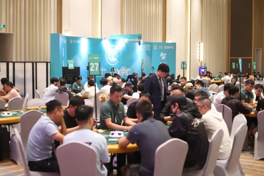 【EV扑克】DXPC丹霞杯 | 最终之战今日引爆!首届丹霞杯主赛Day1共301人,77人晋级Day2,李非泽和白晋荣分获C/D组CL
