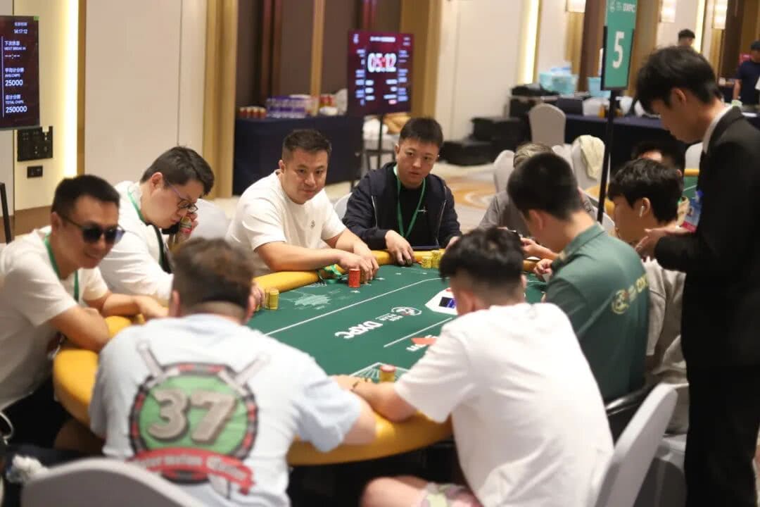 【EV扑克】DXPC丹霞杯 | 最终之战今日引爆!首届丹霞杯主赛Day1共301人,77人晋级Day2,李非泽和白晋荣分获C/D组CL