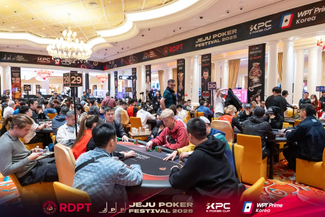 【EV扑克】济州扑克嘉年华|河杀定泡沫!红龙杯主赛303人激战仅36人晋级第三轮!白俄罗斯选手Ivan狂揽443.5万计分牌成超级CL!