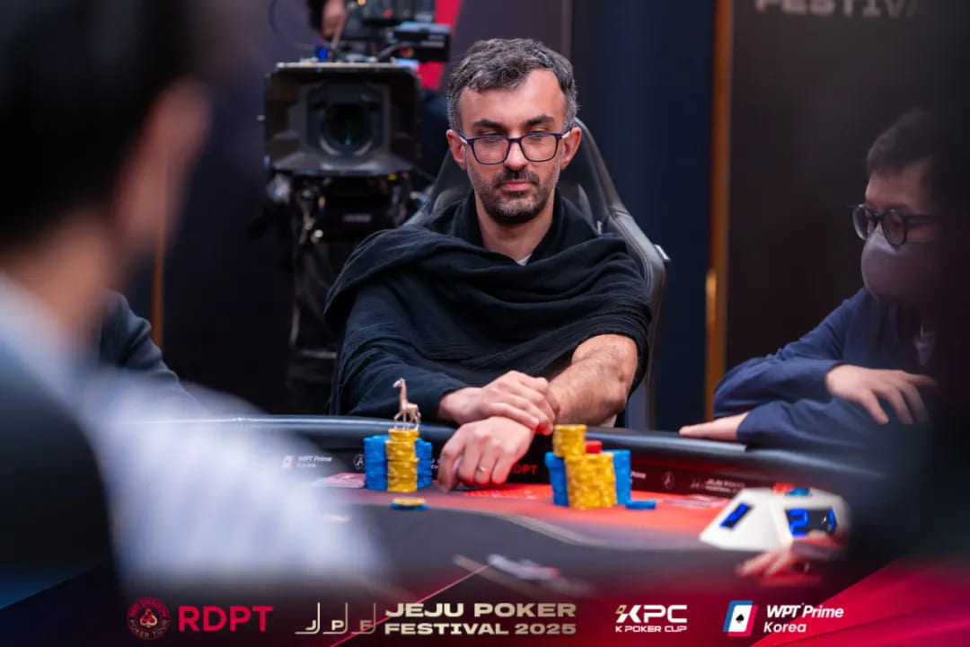 【EV扑克】济州扑克嘉年华|圆满收官!张骁跌宕闯关终见彩虹金光登顶红龙杯主赛事王座收取冠军双奖杯!来年4月红龙杯Plus全新来袭再相聚!