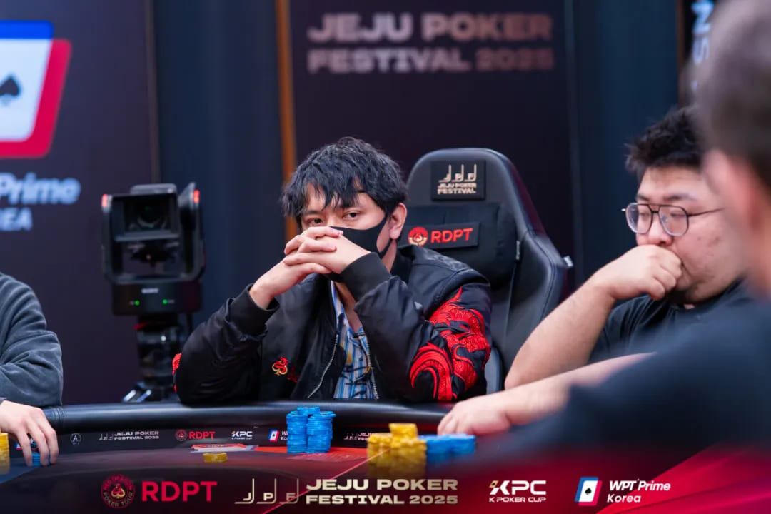 【EV扑克】济州扑克嘉年华|圆满收官!张骁跌宕闯关终见彩虹金光登顶红龙杯主赛事王座收取冠军双奖杯!来年4月红龙杯Plus全新来袭再相聚!