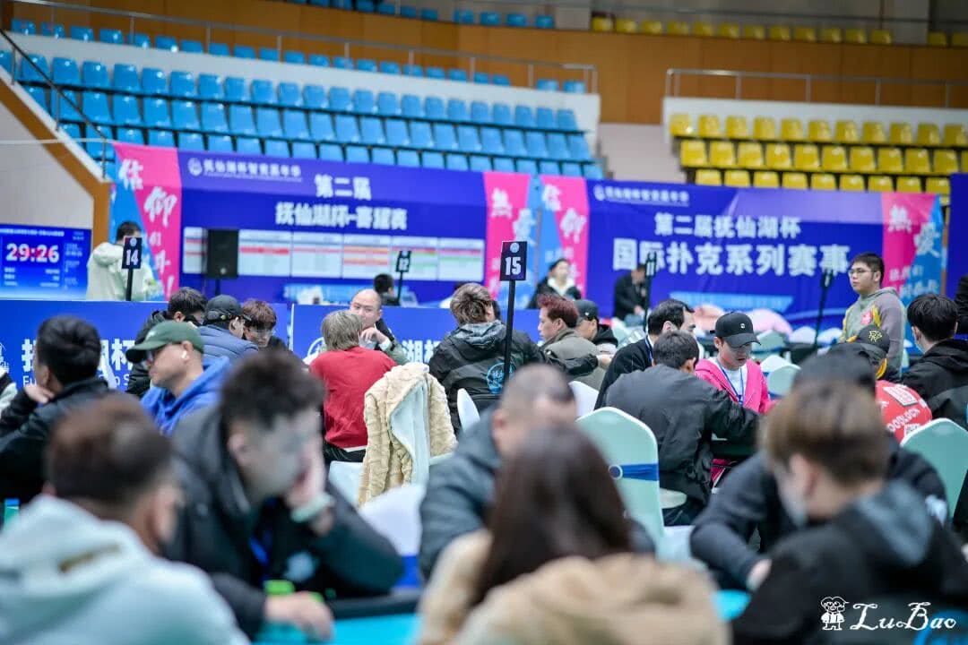 【EV扑克】泡沫同步一小时,AA遇天顺撞开55人奖励圈大门!张杰284万领衔11人开启明日大决战!