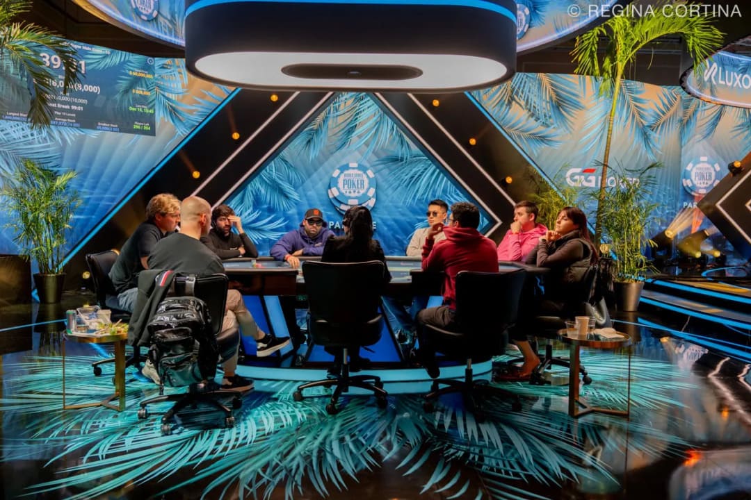 【EV扑克】一手弃牌，引爆2025年WSOP天堂岛站超级主赛现场