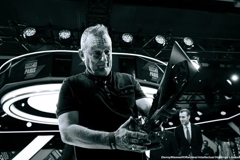 【EV扑克】靠比赛拿下第一笔百万奖金，这条路他走了25年