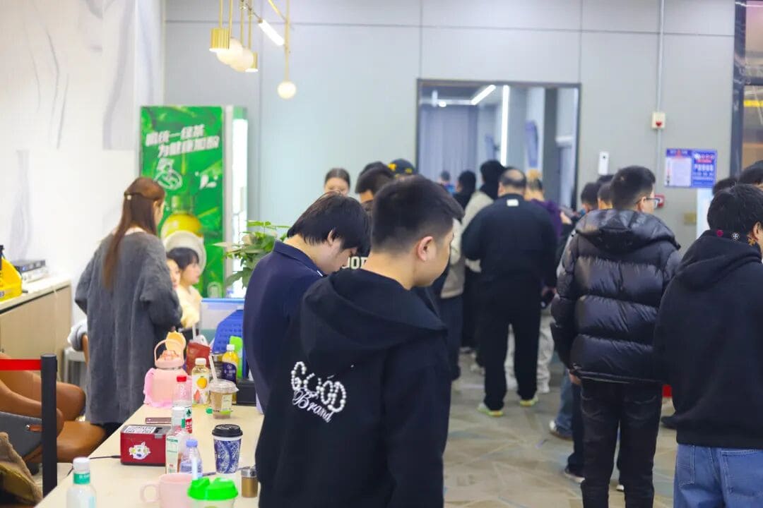 【EV扑克】长沙阳光月赛第三日 | 主赛首轮收官日:最后一席,全力以赴!第一轮共1400人次,168人晋级明日决赛,刘杰成C组CL