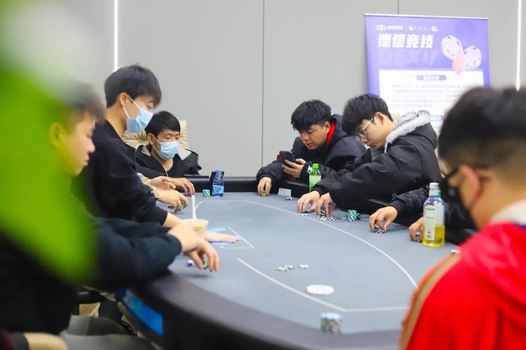 【EV扑克】长沙阳光月赛第三日 | 主赛首轮收官日:最后一席,全力以赴!第一轮共1400人次,168人晋级明日决赛,刘杰成C组CL