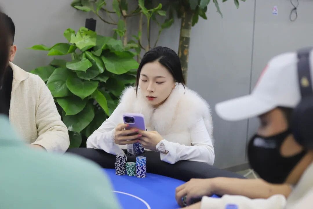 【EV扑克】长沙阳光月赛第三日 | 主赛首轮收官日:最后一席,全力以赴!第一轮共1400人次,168人晋级明日决赛,刘杰成C组CL