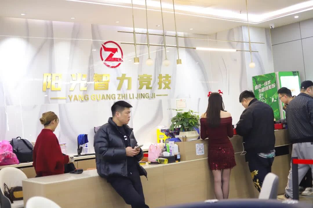 【EV扑克】长沙阳光月赛首日 | 当扑克月赛遇上圣诞季，冬日点燃牌手热情！DAY1A组共320人次参赛，刘欢领衔39人晋级下一轮