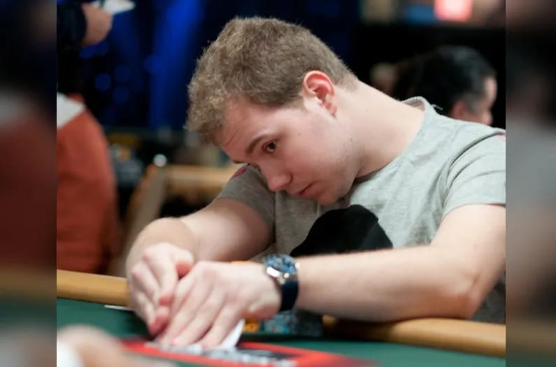 【EV扑克】一旦出现这8个迹象,继续打扑克就是在给对手送红包