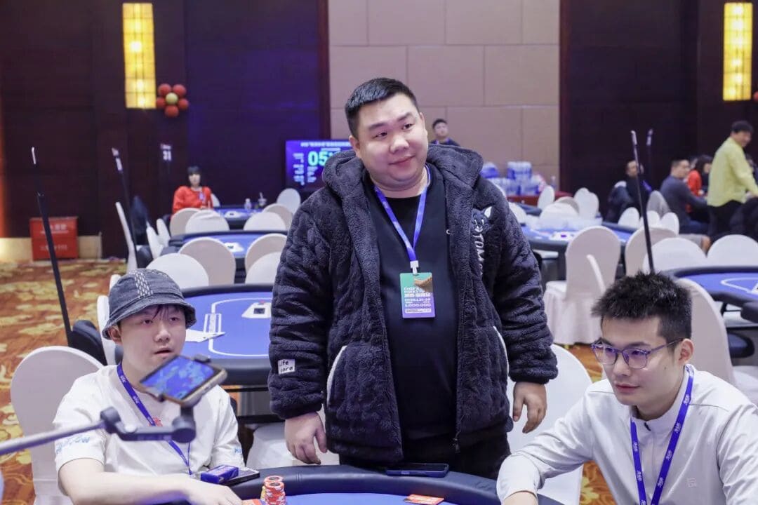 【EV扑克】2026湖南华冠杯益阳站｜主赛准决赛桌10人诞生，屈凯以2550000记分牌领衔！熊哥成华遗憾成为泡沫男孩
