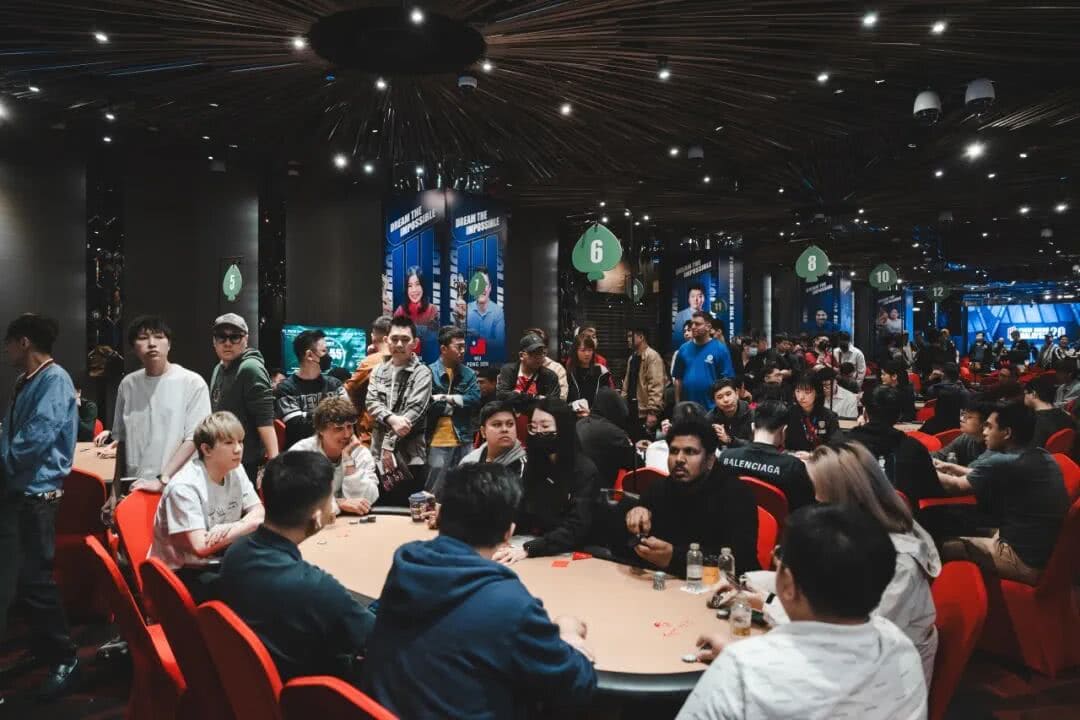 【EV扑克】2026PD20马来西亚站首日 | 烟雨云顶，王座之争！开幕赛首轮三组573人次点燃牌桌封面