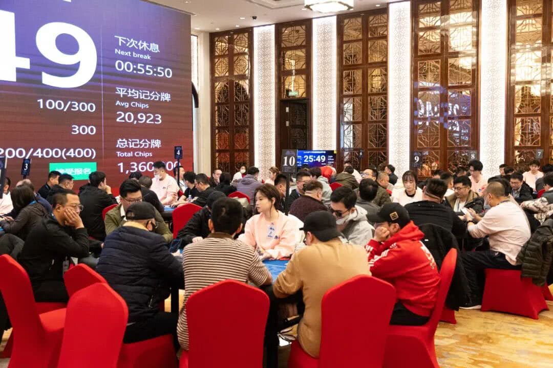 【EV扑克】泰山之巅首日 | 吕彦与何映含分别斩获开幕赛AB组CL，Day1共262人次参与，38人晋级Day2