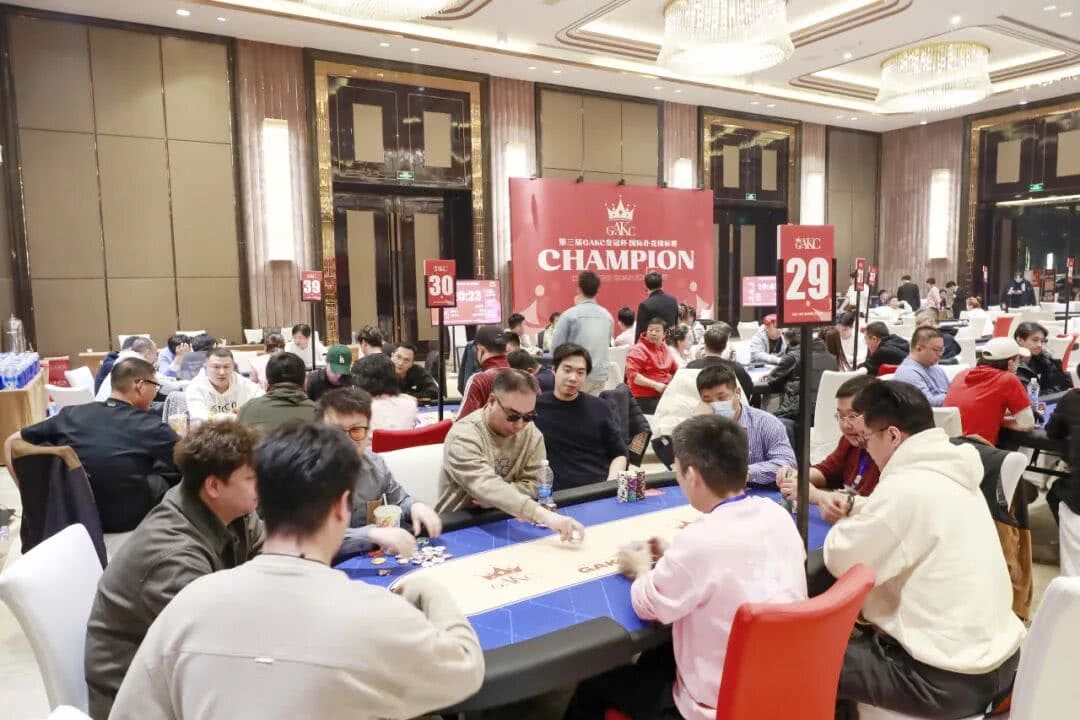 【EV扑克】GAKC皇冠杯固安站｜主赛首轮战罢，561总参赛，130人晋级，王雨艰/王介伟分别领衔C/D组CL