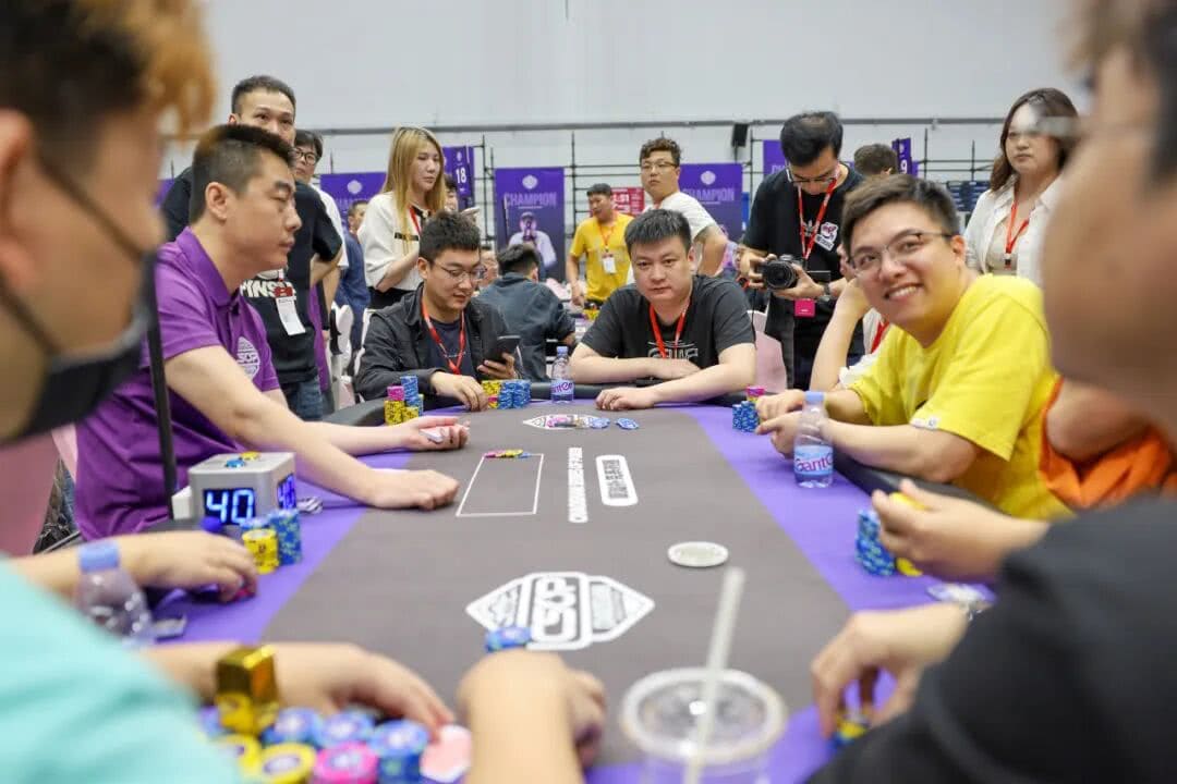 【EV扑克】CSOP潮汕扑克系列赛Day2战报:邱爽领跑63强,泡沫大战引爆全场