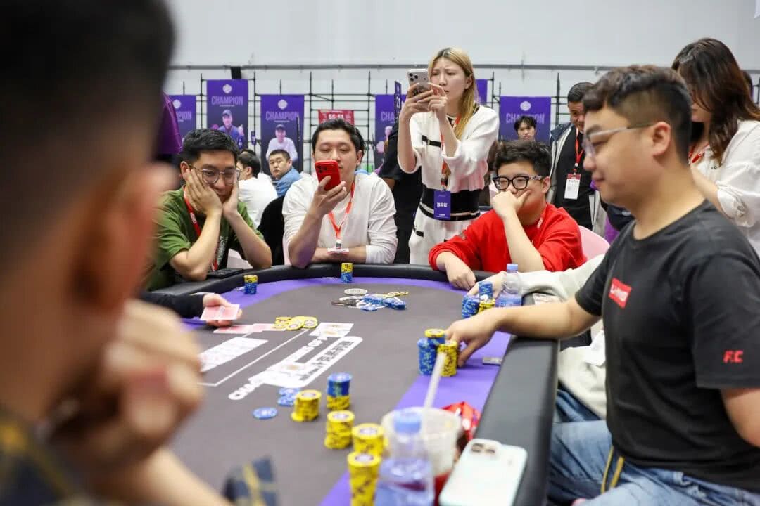 【EV扑克】CSOP潮汕扑克系列赛Day2战报:邱爽领跑63强,泡沫大战引爆全场