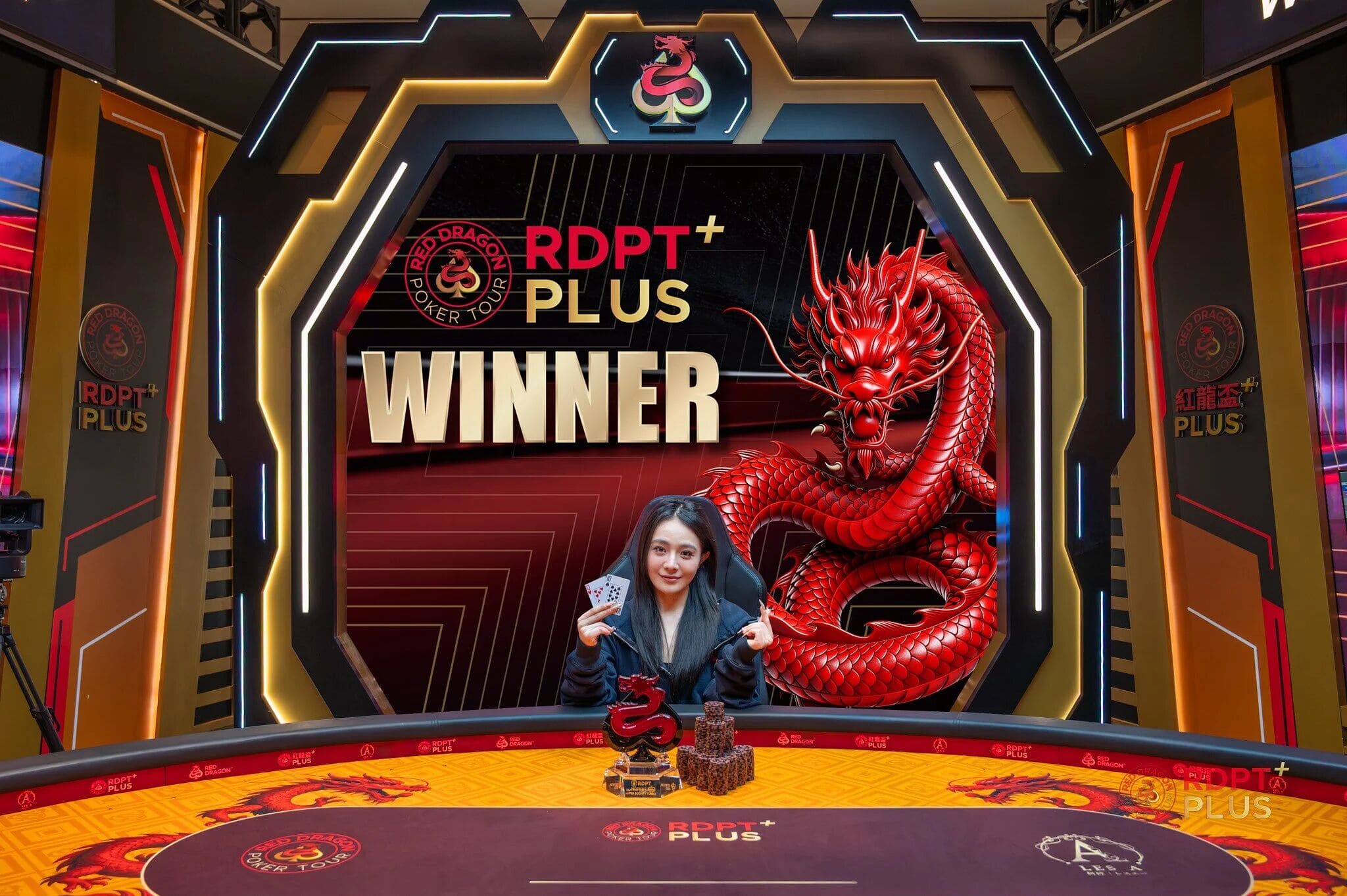【EV扑克】2026红龙杯PLUS｜首赛即登顶！蔡炜珏倒数第二记分逆袭斩获神龙觉醒开幕赛冠军，赢系列赛首件冠军夹克！