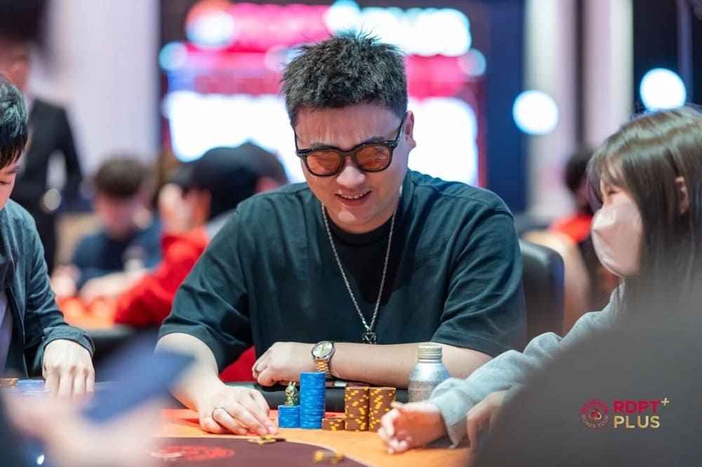 【EV扑克】2026 红龙杯PLUS｜主赛激战白热化！85人鏖战仅剩26人晋级第四轮，LIM ZHI HUA狂揽630万记分登顶CL，余磊紧随其后位列次席