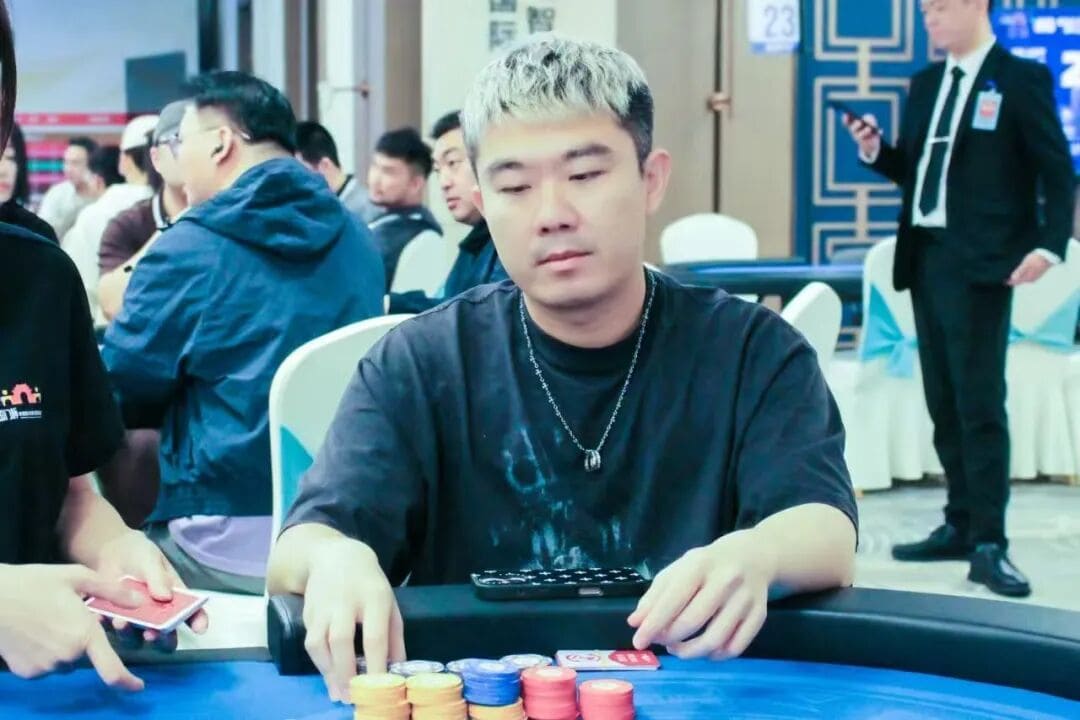 【EV扑克】第三届国门杯次日 | 广西三月三，主赛A组开打共135人次参赛，林峰CL携35人晋级第二轮，邓彪勇夺开幕赛冠军
